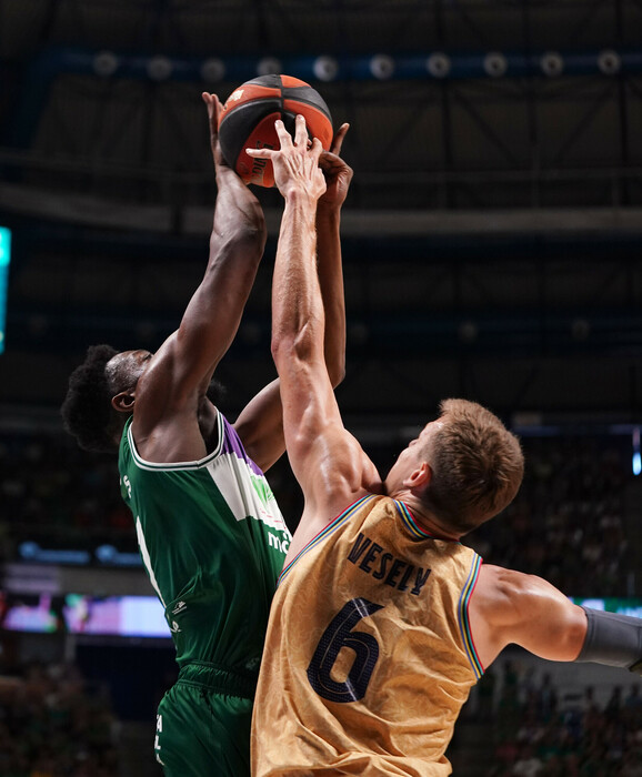 El Barcelona luce sus mejores minutos en defensa y en ataque en los  instantes decisivos y tumba al Unicaja (79-90)