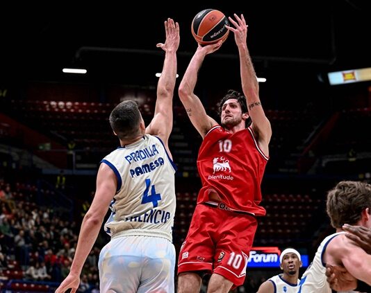 El Valencia Basket gana casi sobre la bocina tras perder 22 puntos de renta en Milán