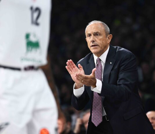 Ettore Messina dimite y Peppe Poeta se pone al frente del Armani Milán