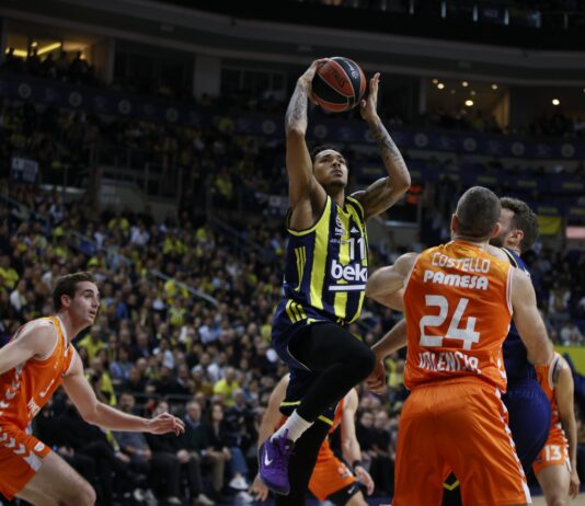 El Valencia Basket forzó un final apretado pero el Fenerbahce resistió (82-79)