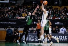 La importancia de los ajustes tácticos durante un partido de baloncesto