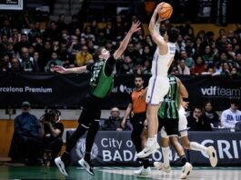La importancia de los ajustes tácticos durante un partido de baloncesto