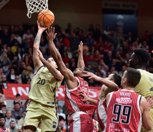 El UCAM Murcia remontó en los segundos finales a un Barça sin fuerzas ni ideas (84-83)
