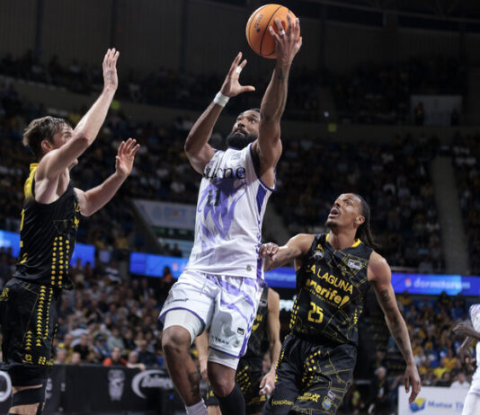 El Baskonia ganó, ratificó a Galbiati y dejó al Unicaja fuera de los playoffs; el Bilbao Basket sigue a lo grande ganando en Tenerife