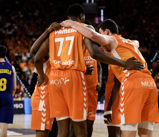 El Valencia Basket aplastó al Barcelona y empató la final